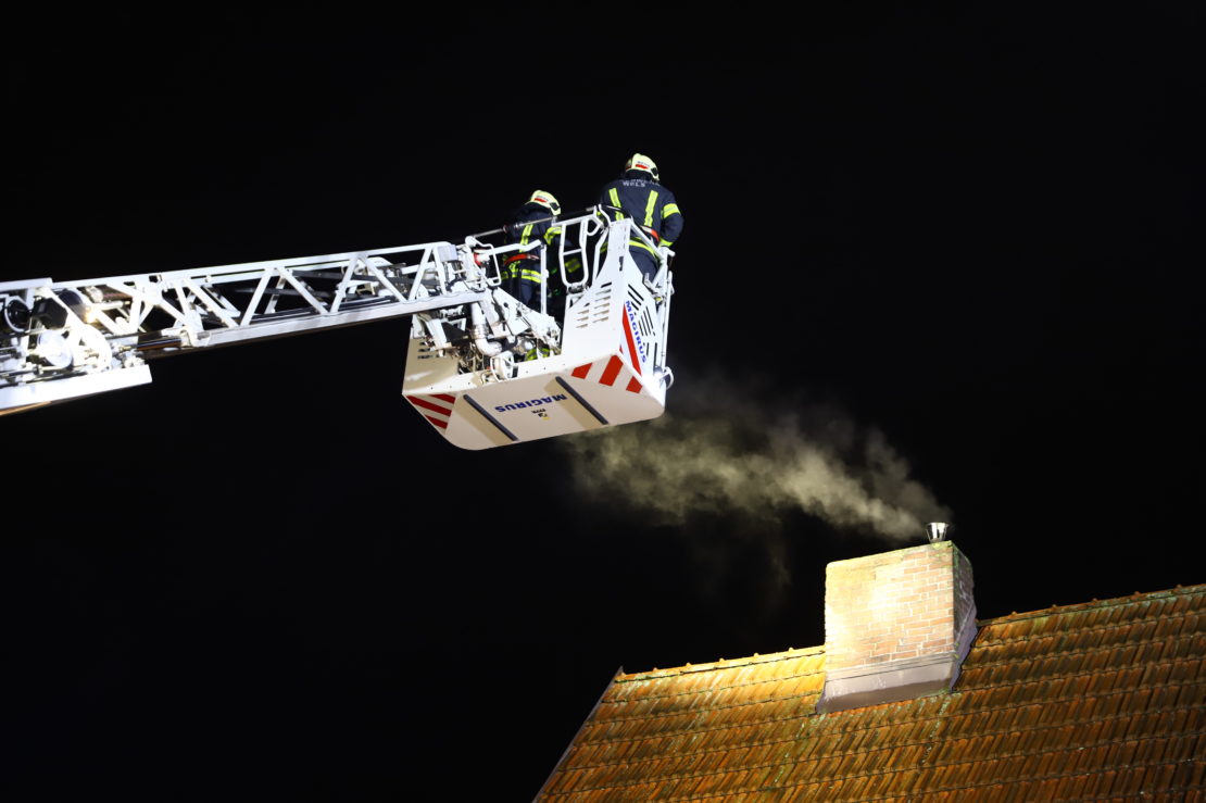 Rauchentwicklung aus einem Kamin löst Einsatz der Feuerwehr in Wels-Neustadt aus