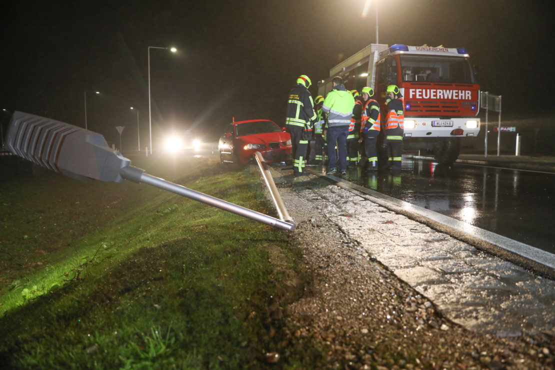 Auto räumt Verkehrsleiteinrichtungen und Straßenbeleuchtung im neuen Kreisverkehr in Gunskirchen ab