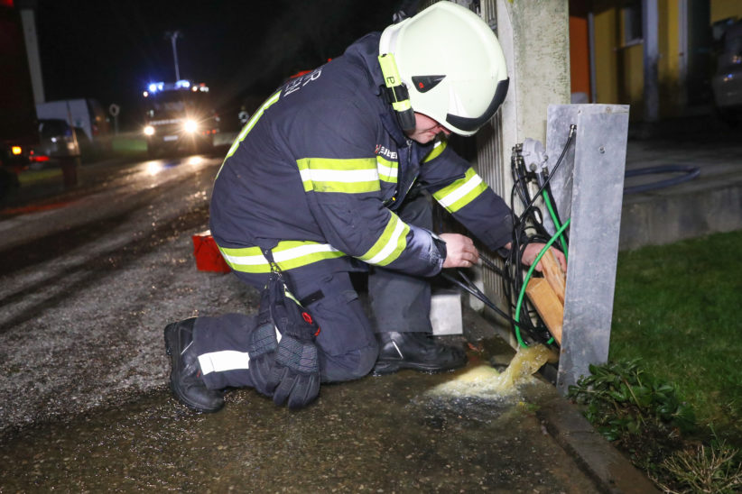 Rohrbruch: Wasser strömte in Buchkirchen durch Kabelnetz-Rohre in mehrere Keller