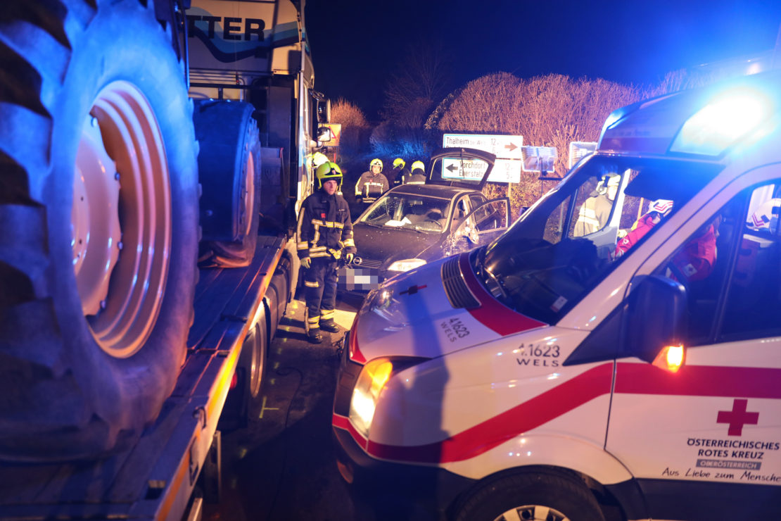 Familie bei Kreuzungscrash zwischen Auto und LKW in Steinerkirchen an der Traun verletzt