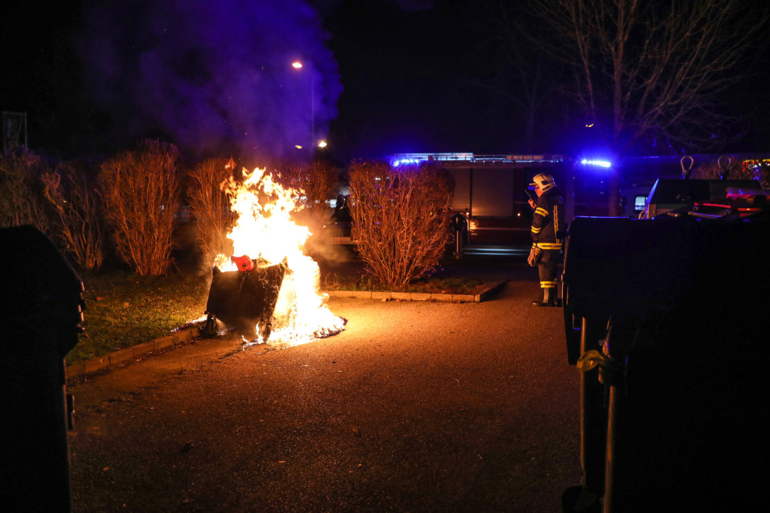 Papiercontainer in Wels-Lichtenegg mit Feuerwerkskörper in Brand gesetzt