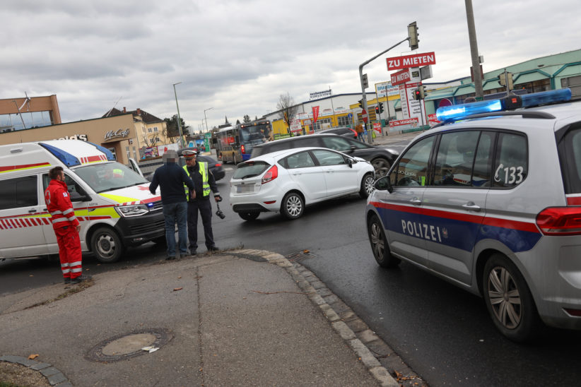 Auto in einem Kreuzungsbereich in Wels-Pernau mit Linienbus kollidiert