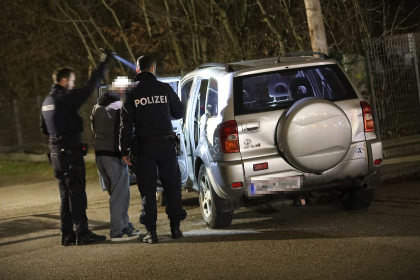 Autodiebe bei Fahndung nach Verkehrsunfall mit gestohlenem PKW in Wels festgenommen