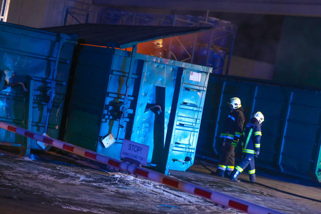 Brand eines Containers für Problemstoffe bei einem Entsorgungsunternehmen in Wels-Pernau