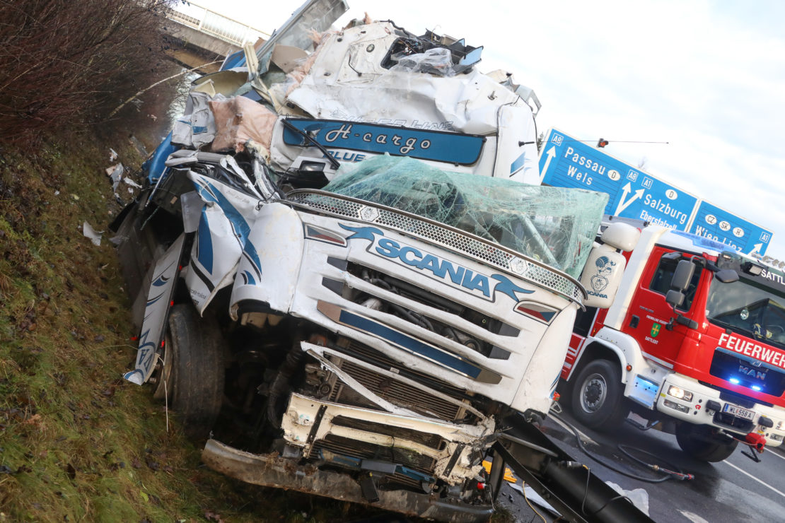 Schwerer LKW-Unfall auf der Pyhrnautobahn bei Sattledt - LKW mit Weihnachtspaketen beladen