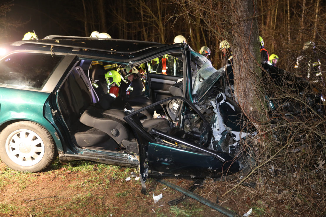 Frontal gegen Baum: Zwei Schwerverletzte nach Crash bei Eberstalzell aus Unfallwrack befreit