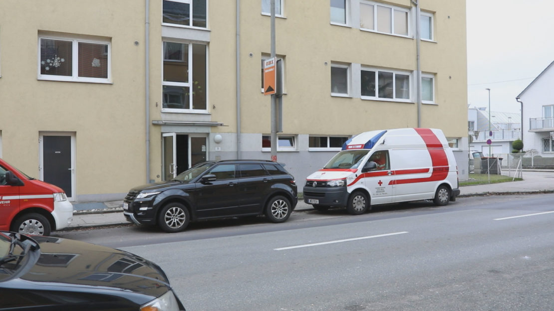 Personenrettung: Rollstuhl steckte in einer Wohnung in Wels-Neustadt verkantet im Türstock fest