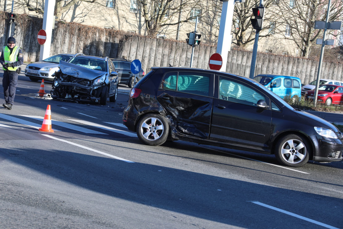 Kreuzungscrash in Wels-Pernau sorgt für erhebliche Verkehrsbehinderungen