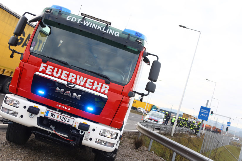Unfall mit drei beteiligten Fahrzeugen auf Wiener Straße in Edt bei Lambach fordert drei Verletzte