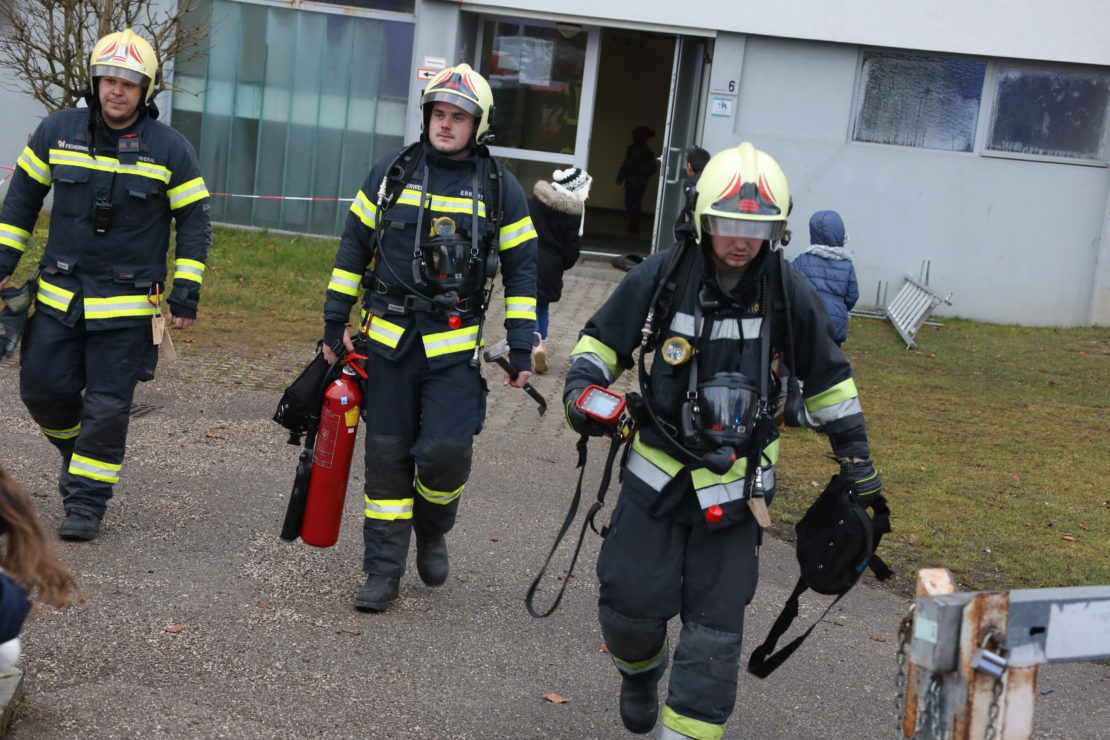 Brand in der Liftkabine eines Wohnhaues in Wels-Lichtenegg sorgt für Einsatz der Feuerwehr