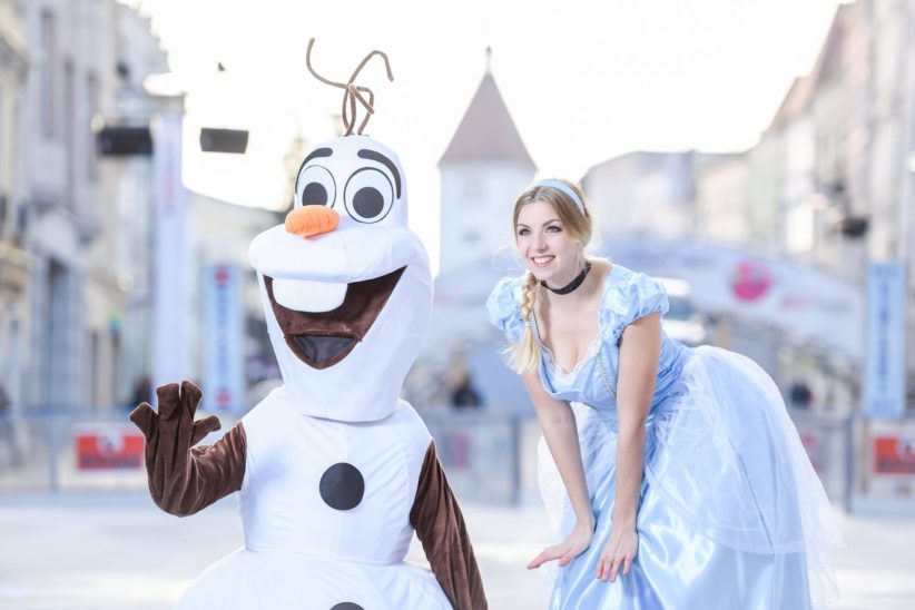 Olaf bzw. die Eisprinzessin: Jeden Freitag beim EIS8er am Stadtplatz