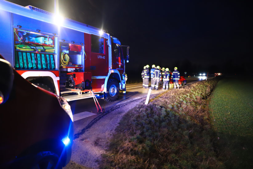 Aufräumarbeiten nach Verkehrsunfall in Weißkirchen an der Traun