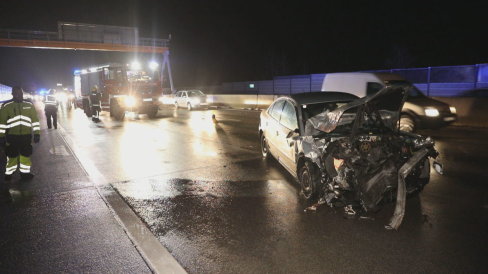 Verkehrsunfall zwischen Auto und Holztransporter auf Westautobahn bei Sattledt
