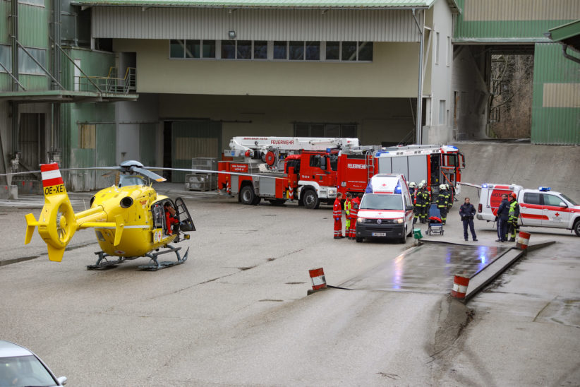 Personenrettung nach schwerem Arbeitsunfall in einem Betriebsgelände in Sattledt
