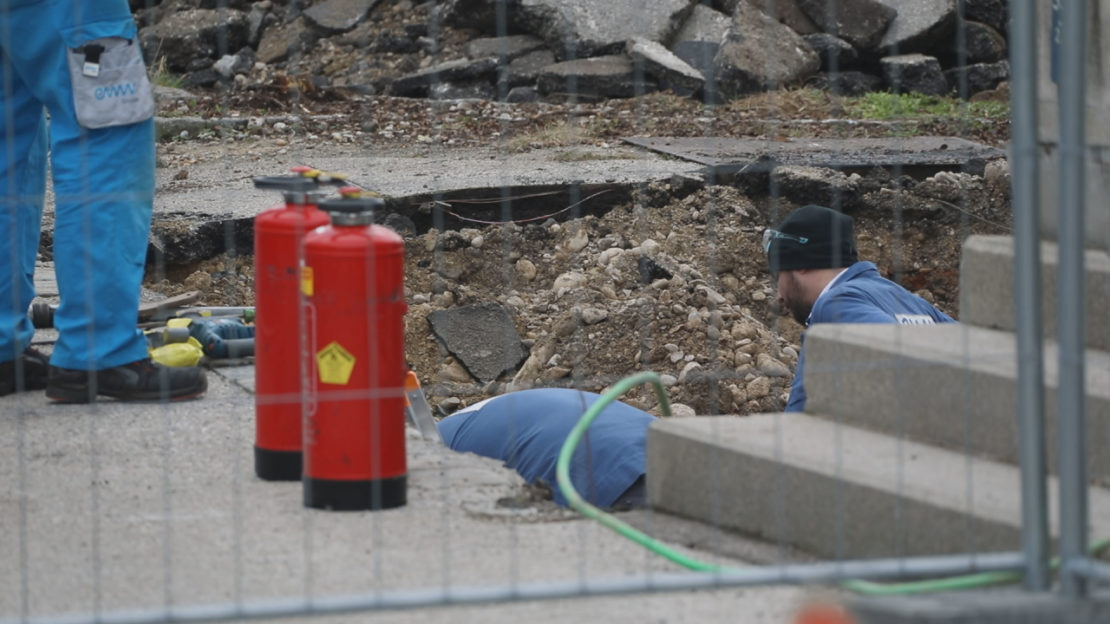 Gasaustritt: Bagger beschädigt bei Abrissarbeiten in Wels-Innenstadt Gasleitung