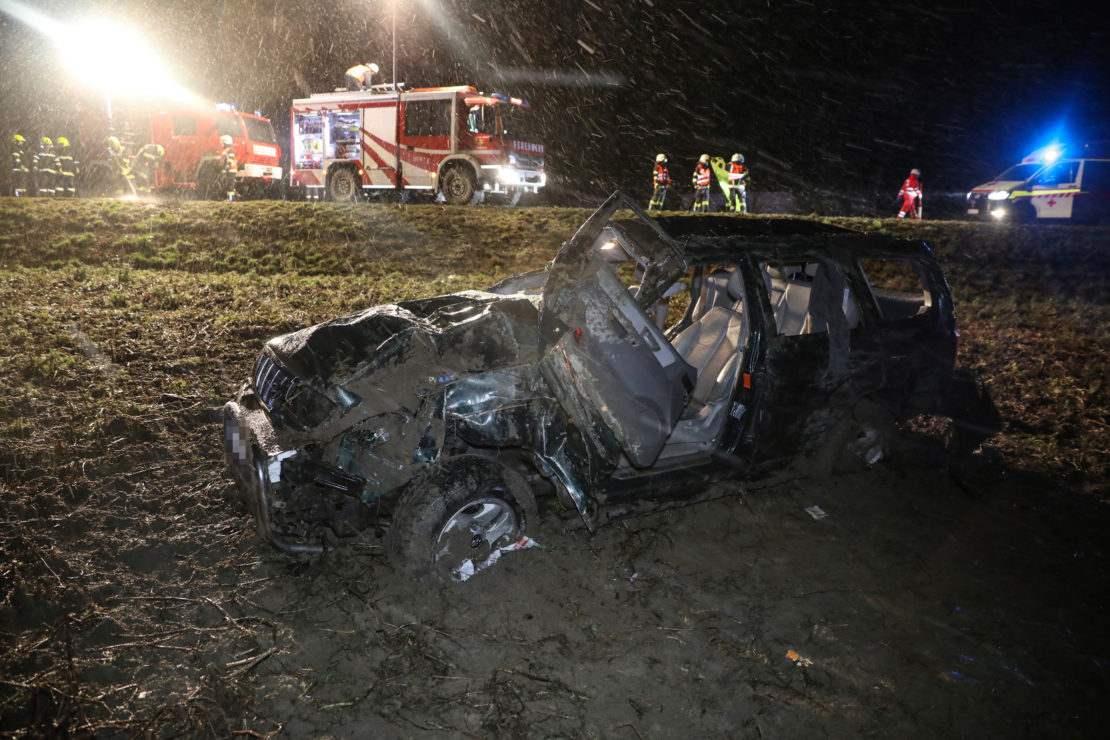 Menschenrettung nach Verkehrsunfall mit mehrfachen Autoüberschlag in Pichl bei Wels