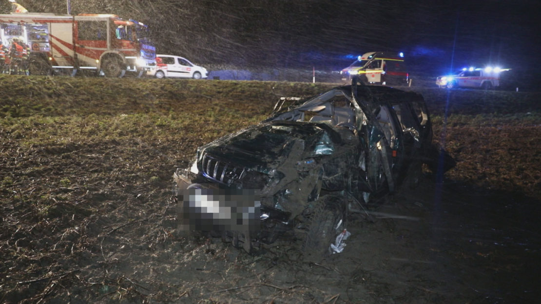 Menschenrettung nach Verkehrsunfall mit mehrfachen Autoüberschlag in Pichl bei Wels