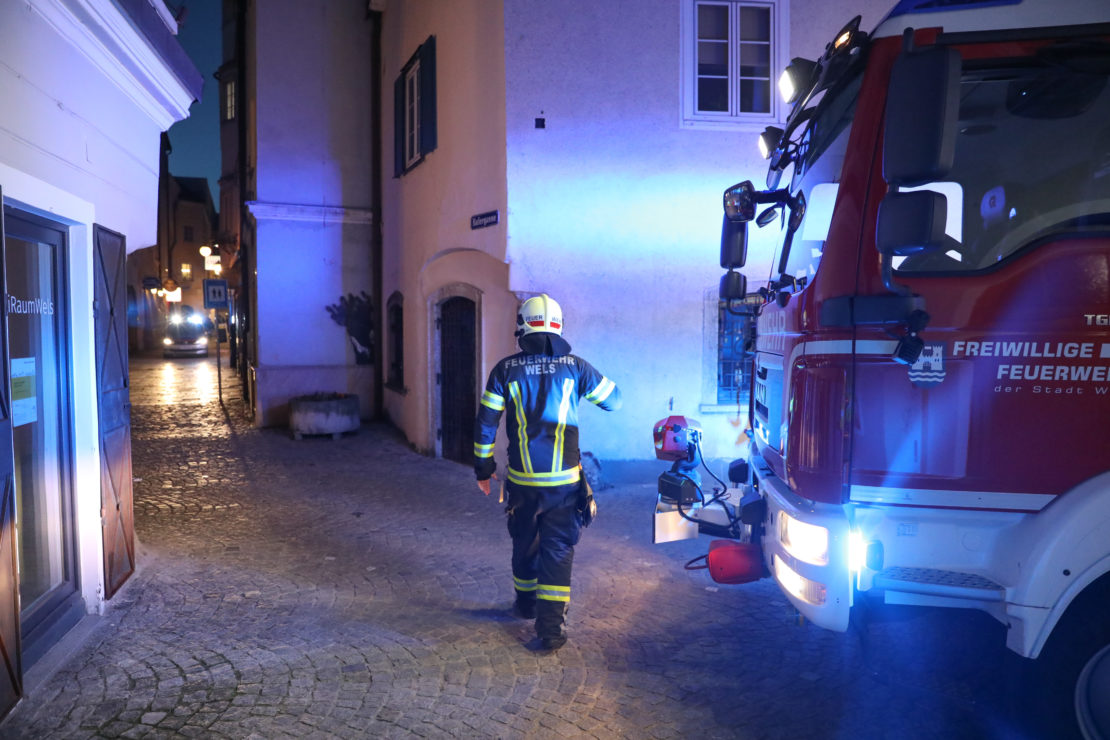 Feuerwehr bei Kabelbrand in einem Weinlokal in der Welser Altstadt im Einsatz