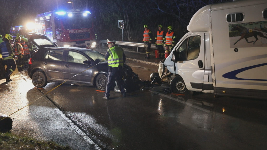 Kollision zwischen Auto und Pferdetransporter in Schleißheim fordert fünf Verletzte