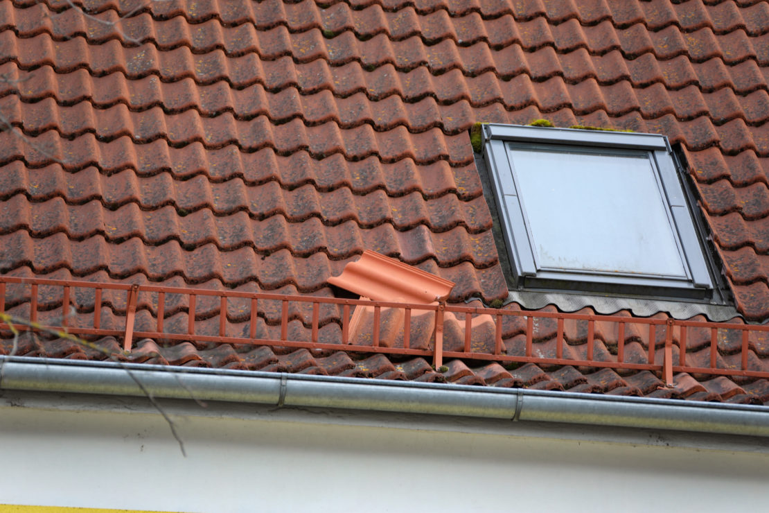 Einsatz der Feuerwehr aufgrund loser Dachziegel in Wels-Innenstadt