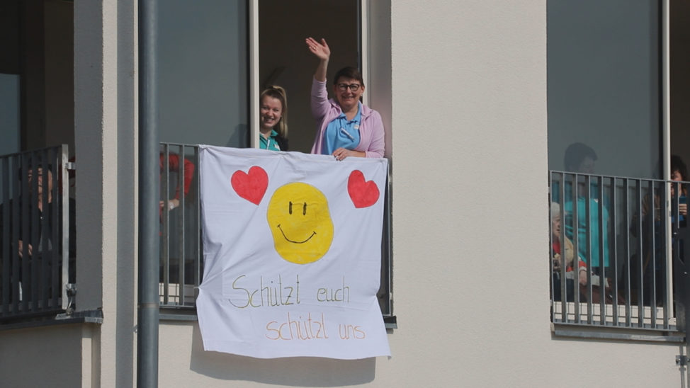 Berührendes Winken von den Balkonen des Alten- und Pflegeheims in Eberstalzell gegen Coronakrise