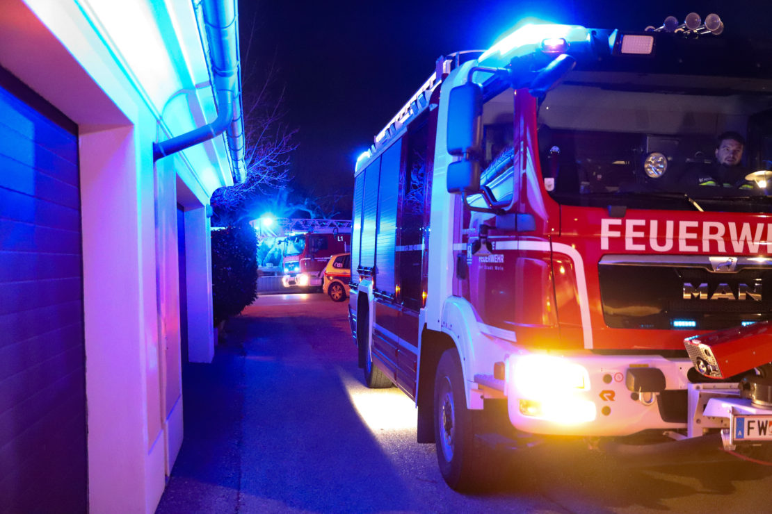 Feuerwehreinsatz: Nächtliche Suche nach gemeldetem Feuerschein in Wels-Pernau