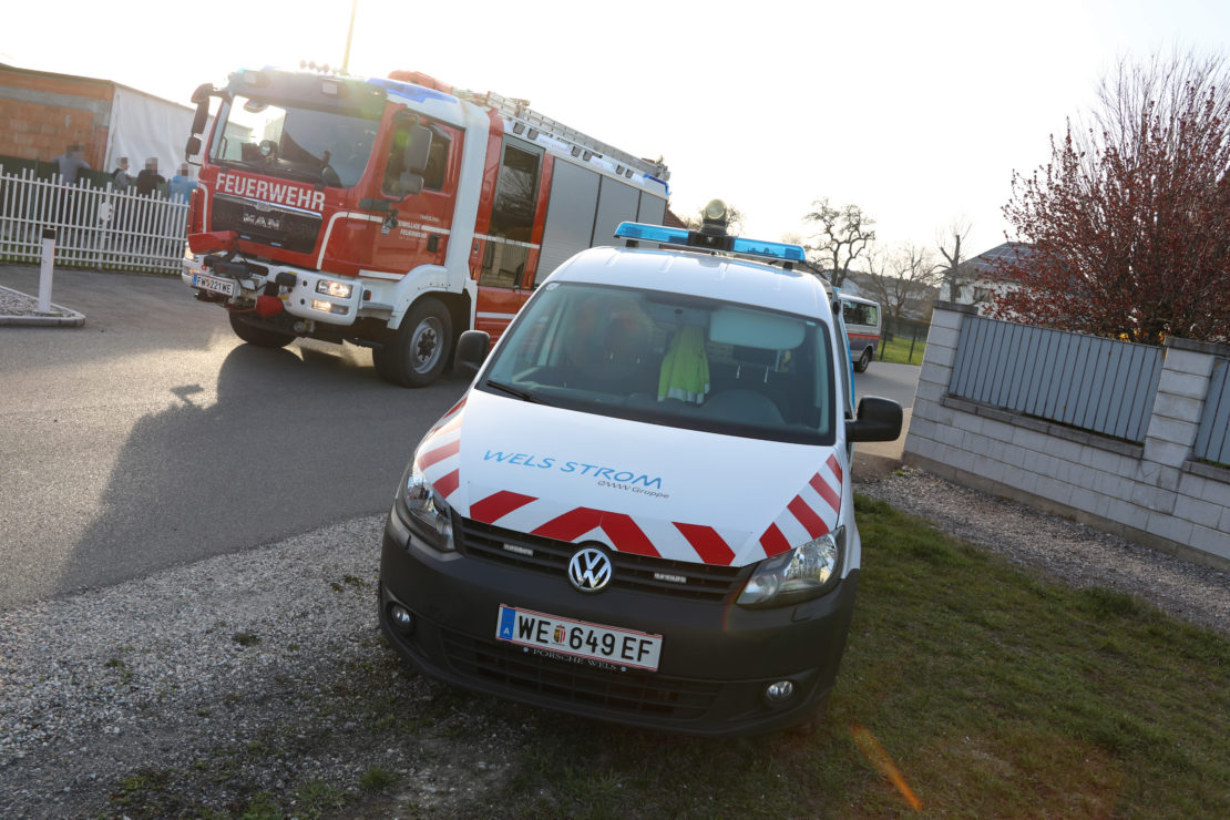 Feuerwehr und Energieversorgungsunternehmen bei Kabelbrand in Wels-Pernau im Einsatz