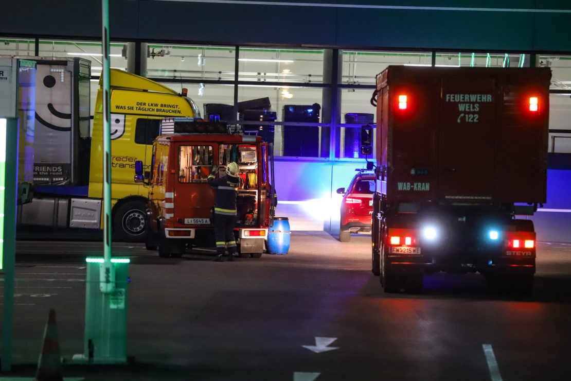 Einsatz der Feuerwehr bei verunfalltem Stapler in einem Logistiklager in Wels-Pernau