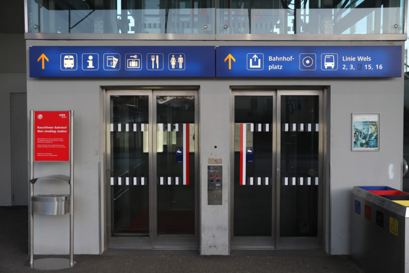 Untersuchung auf Covid-19: Reinigungsfrau in einem Lift am Welser Bahnhof von Mann bespuckt