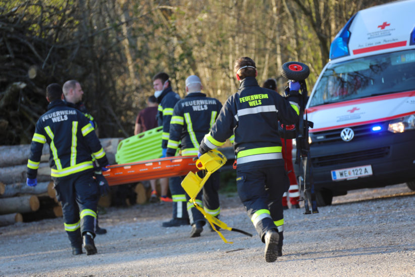 Personenrettung: Feuerwehr und Rettungsdienst versorgten verletzten Spaziergänger in Wels-Oberthan
