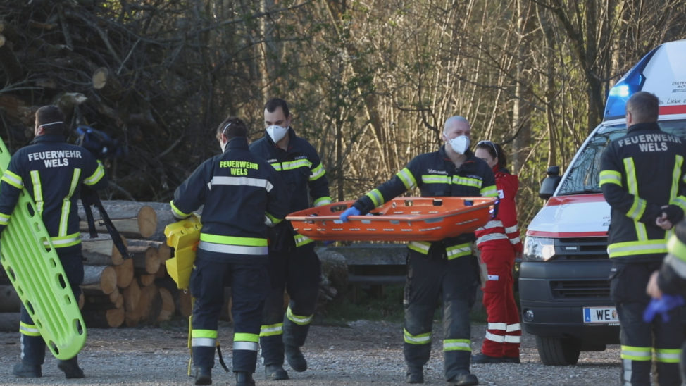Personenrettung: Feuerwehr und Rettungsdienst versorgten verletzten Spaziergänger in Wels-Oberthan