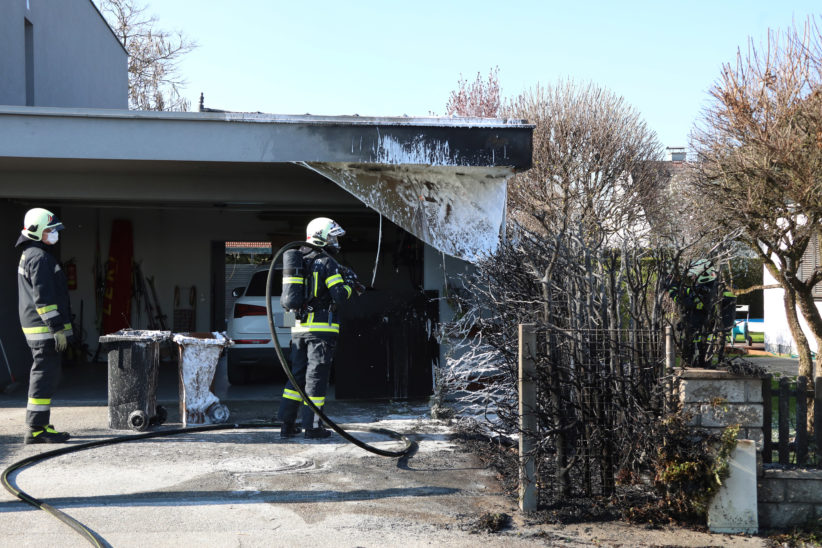 Nachbar setzt beim Unkrautverbrennen versehentlich Thujenhecke und Garagenfassade in Wels-Vogelweide in Brand