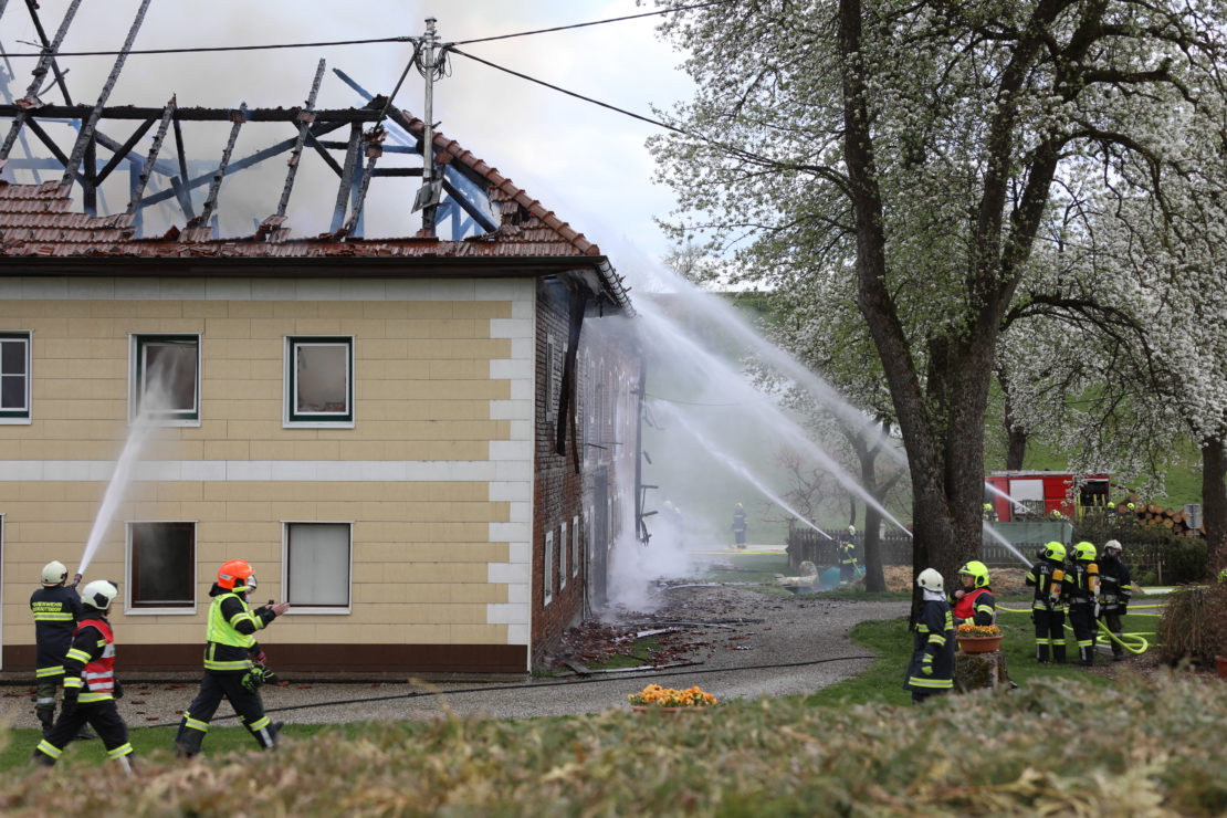 Großbrand auf Bauernhof in Offenhausen - 16 Feuerwehren im Einsatz