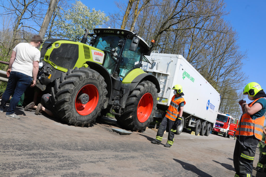 Umfangreicher Einsatz: Größerer Ölaustritt aus defektem Traktor in Sattledt