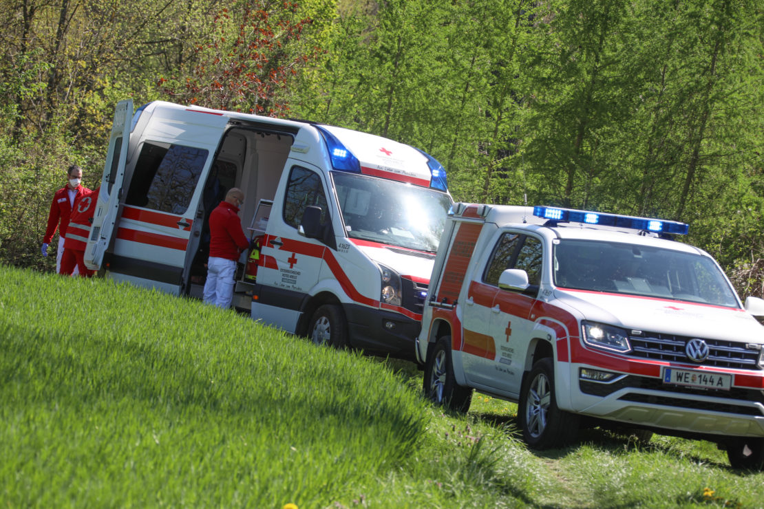 Einsatz bei Personenrettung aus unwegsamem Gelände nach internem Notfall in Wels-Waidhausen