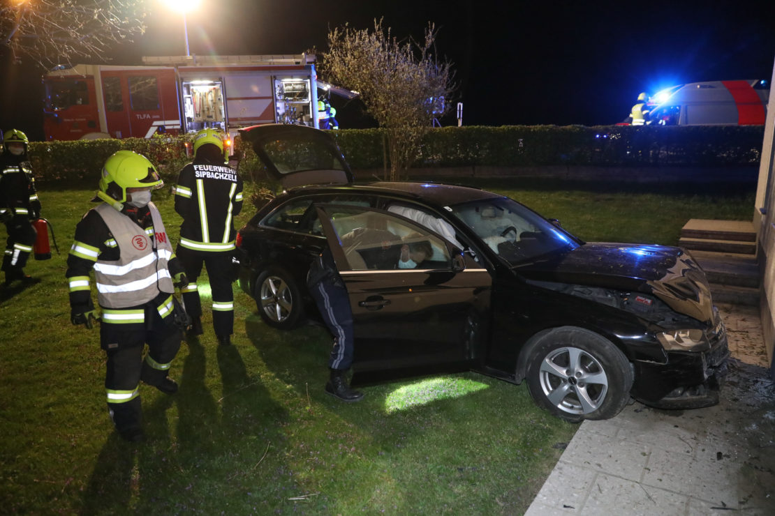 Auto landet bei Verkehrsunfall in Sipbachzell im Garten eines Hauses