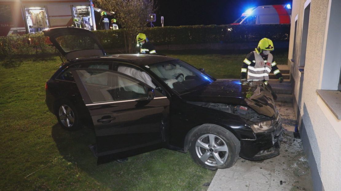 Auto landet bei Verkehrsunfall in Sipbachzell im Garten eines Hauses