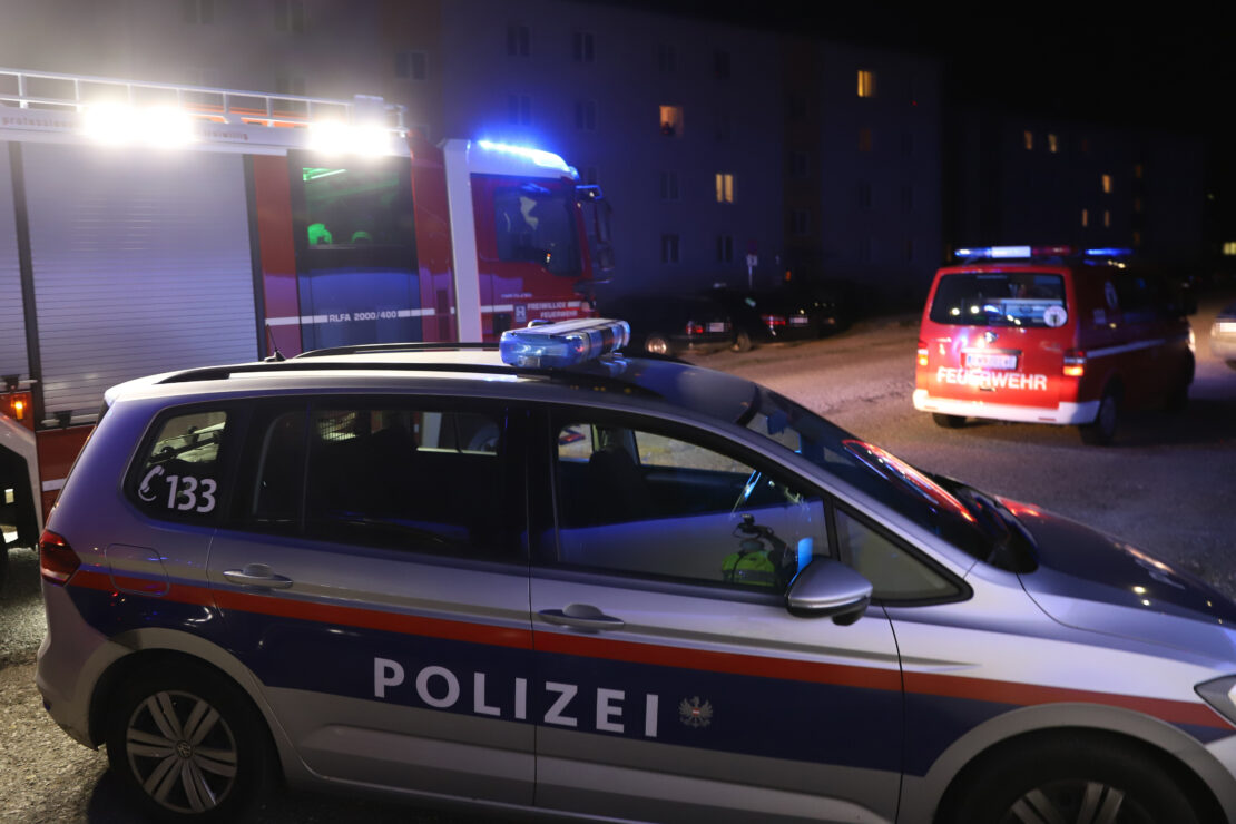 Brand einer Gartenbank in Wels-Neustadt führt zu Einsatz der Feuerwehr