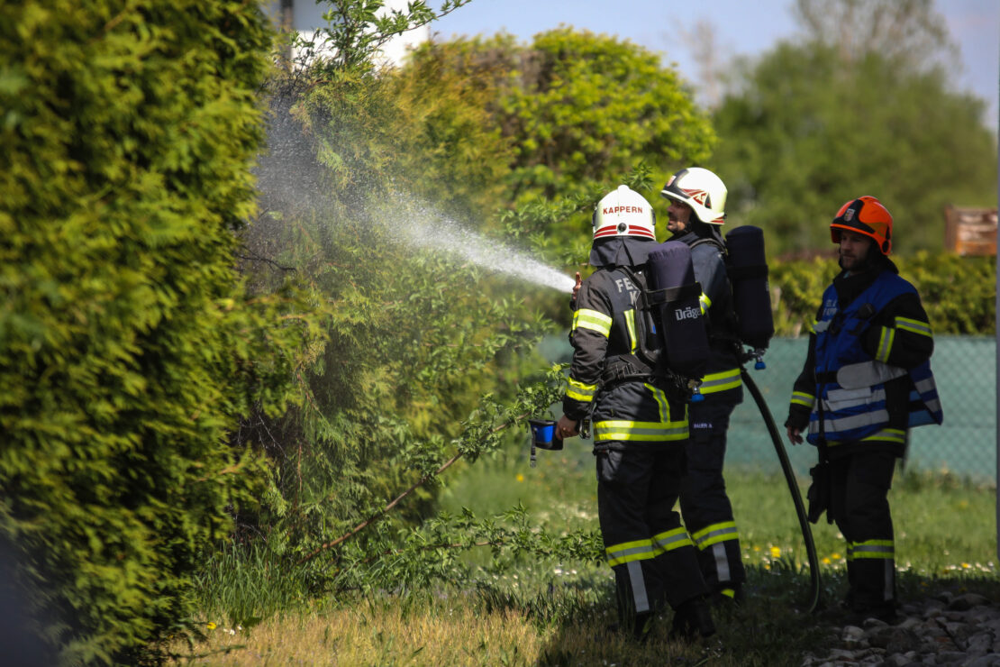 Brand einer Hecke sorgt für Einsatz der Feuerwehren in Marchtrenk