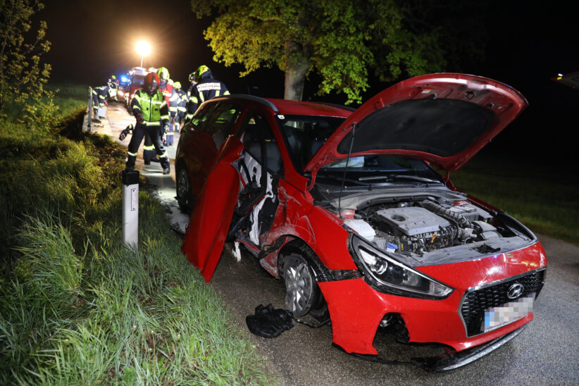Auto kracht bei Unfall in Pennewang gegen Brückengeländer