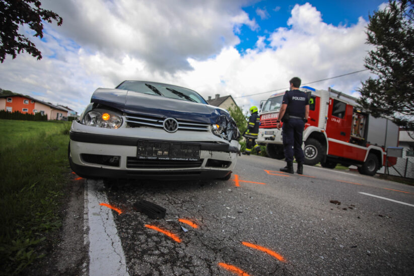 Verkehrsunfall mit drei beteiligten Autos in einem Kreuzungsbereich in Weißkirchen an der Traun
