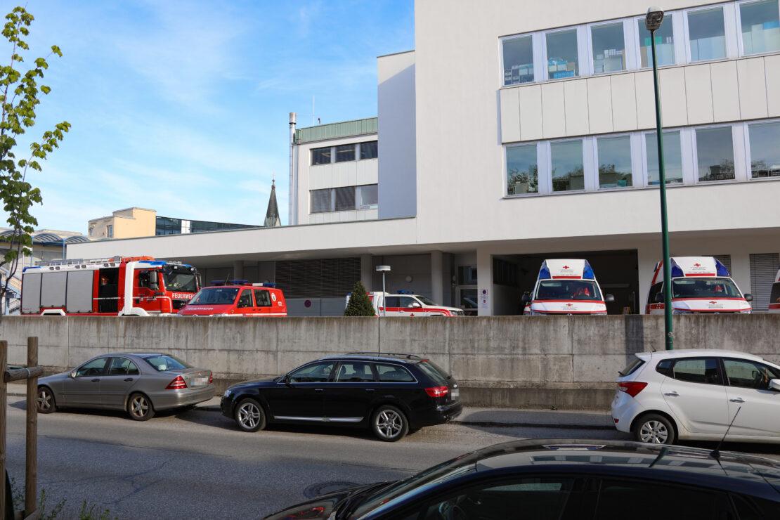Personenrettung in Notaufnahme: Patient in Wels-Neustadt mit Hand in Schleifmaschine eingeklemmt