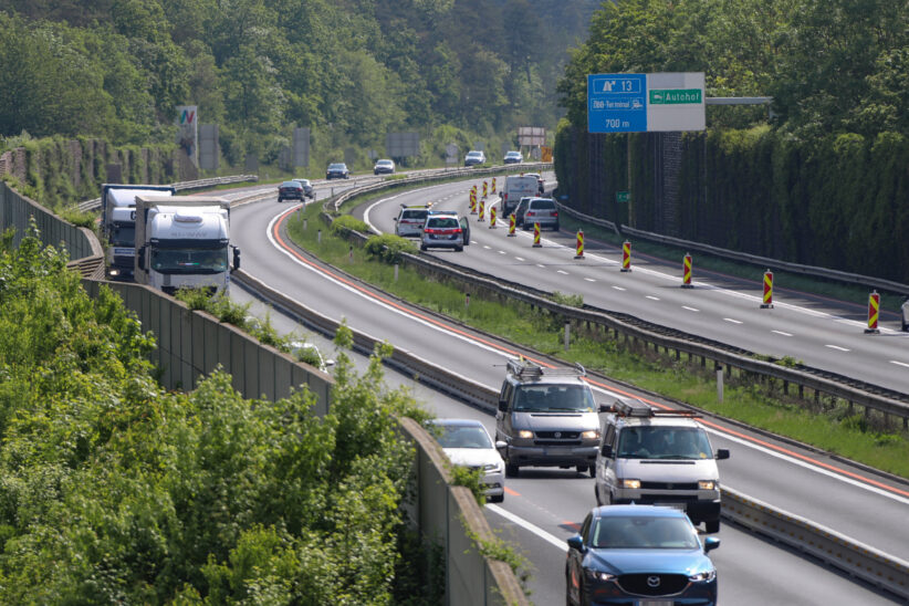 Entenfamilie auf Autobahn: Einsatz der Polizei auf der Welser Autobahn in Wels-Puchberg