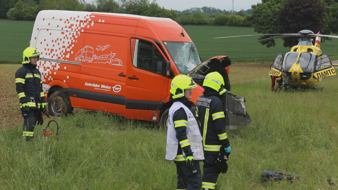 Kreuzungscrash zwischen Auto und Kleintransporter bei Sipbachzell fordert einen Schwerverletzten