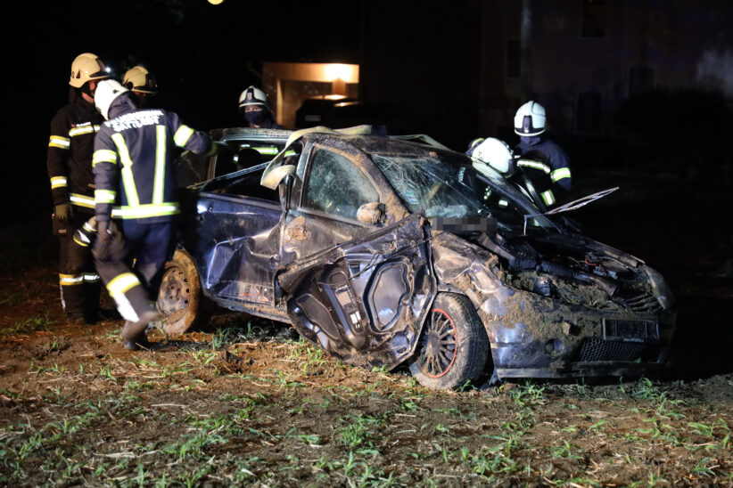 Überschlag mit Auto bei Verkehrsunfall auf Pyhrnpass Straße in Sattledt endet glimpflich