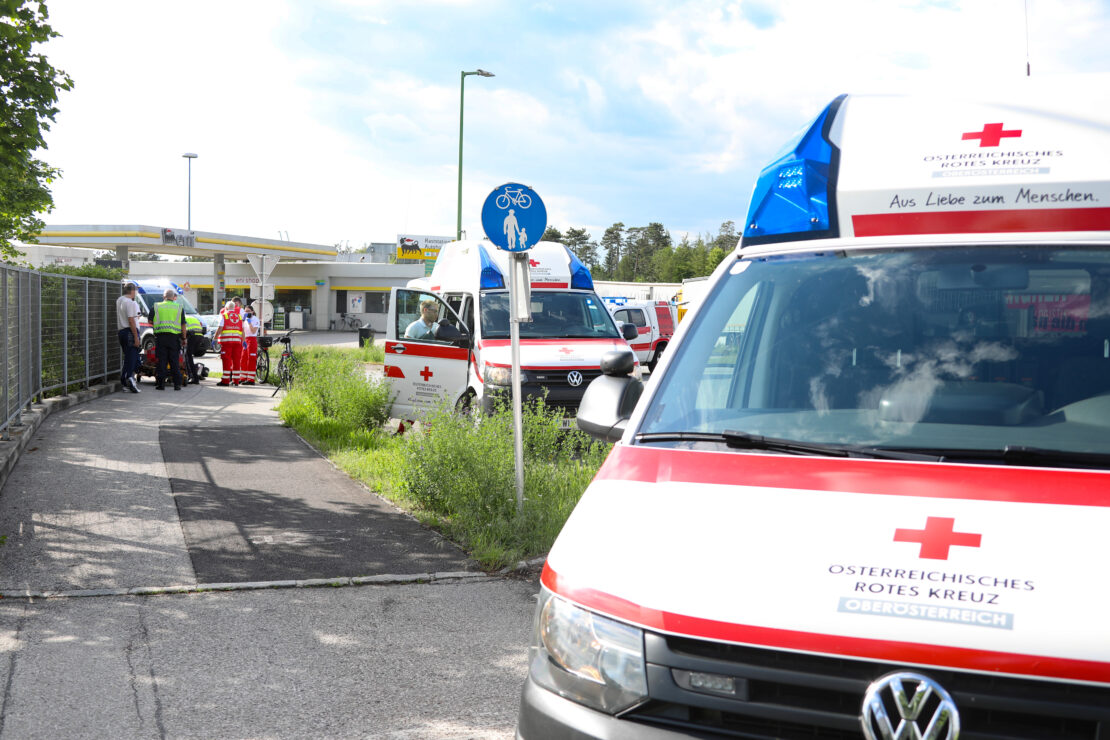 Kollision zwischen E-Bikerin und Radfahrer in Wels-Puchberg fordert zwei Leichtverletzte