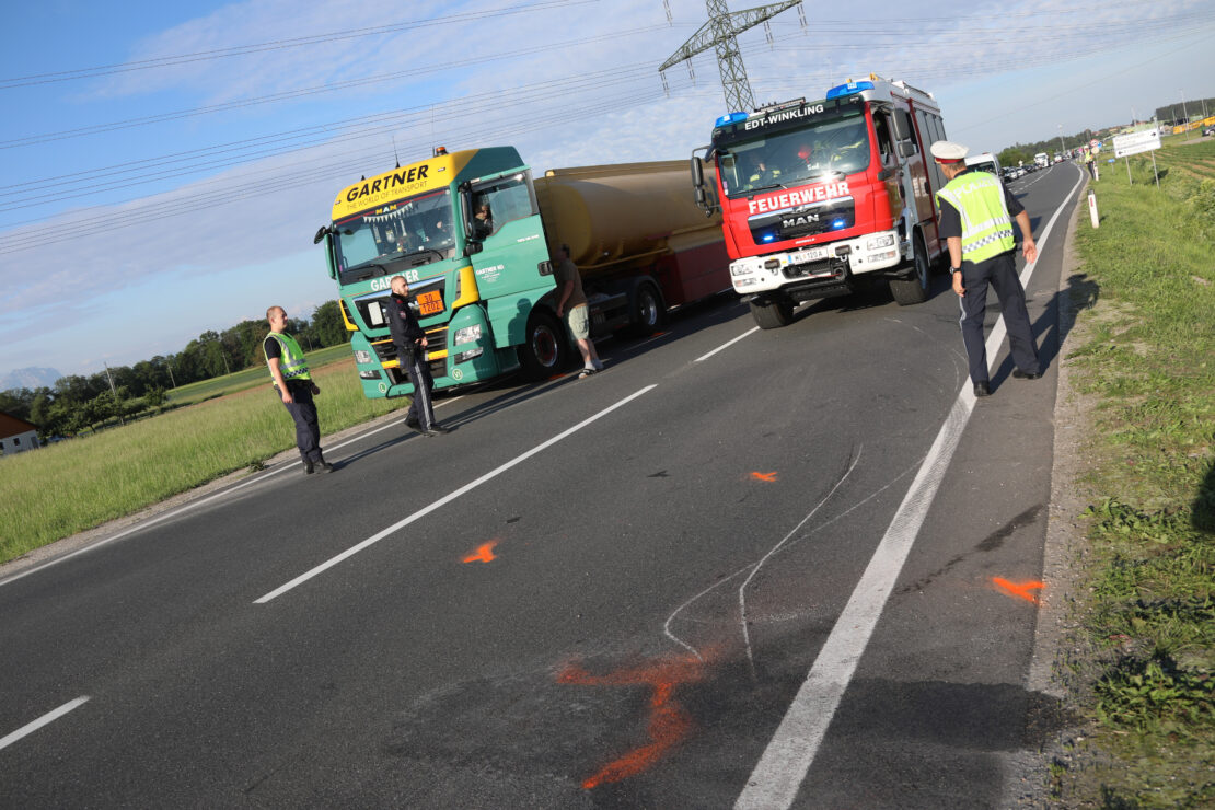 Verkehrsunfall zwischen LKW und PKW auf Wiener Straße in Edt bei Lambach