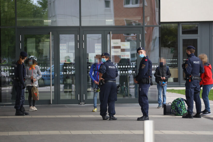 Amok-Drohung: Großeinsatz der Polizei bei Schule in Wels-Neustadt