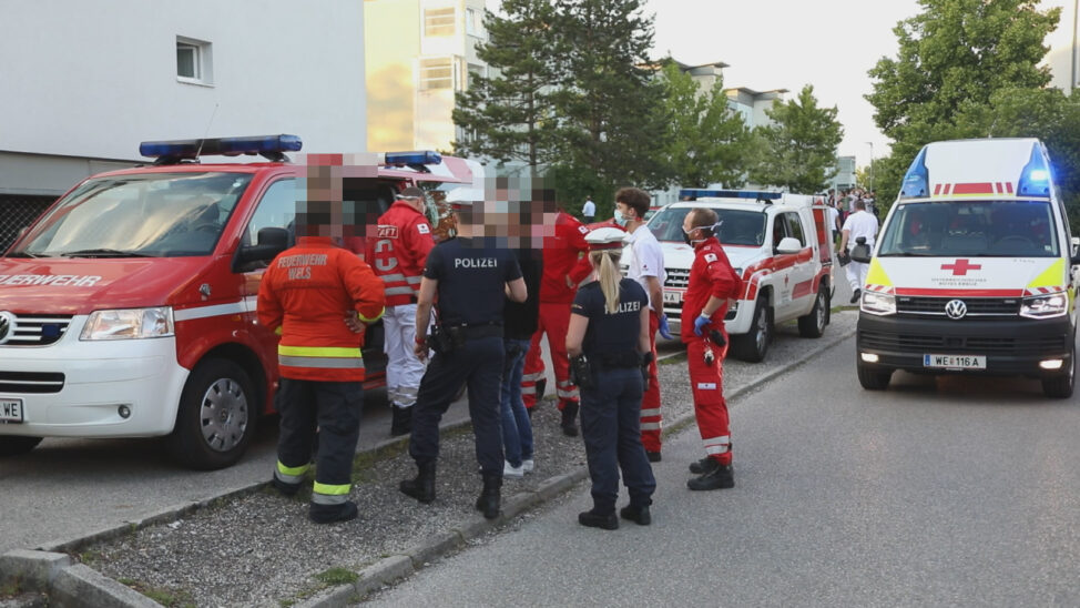 Fettbrand in einer Küche einer Mehrparteienhauswohnung in Wels-Lichtenegg fordert zwei Verletzte