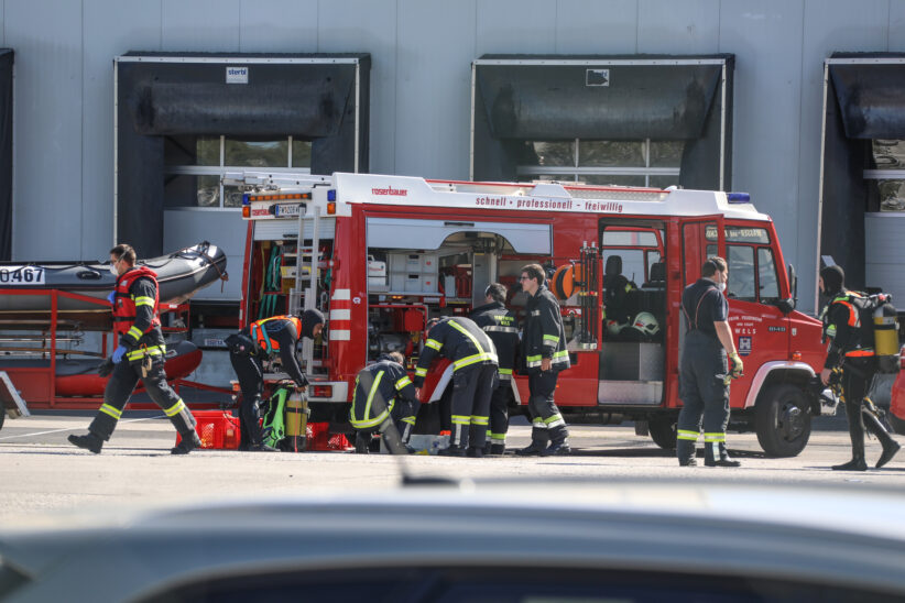 Leblose Peron in Wels-Lichenegg durch Feuerwehrtaucher aus Mühlbach geborgen